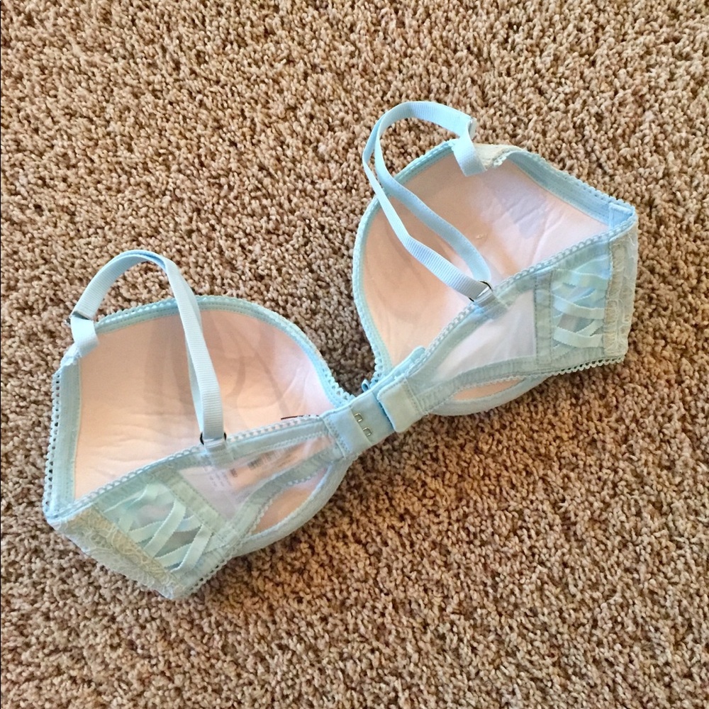 Victoria’s Secret Push-up Bra 32D - Picture 2 of 3